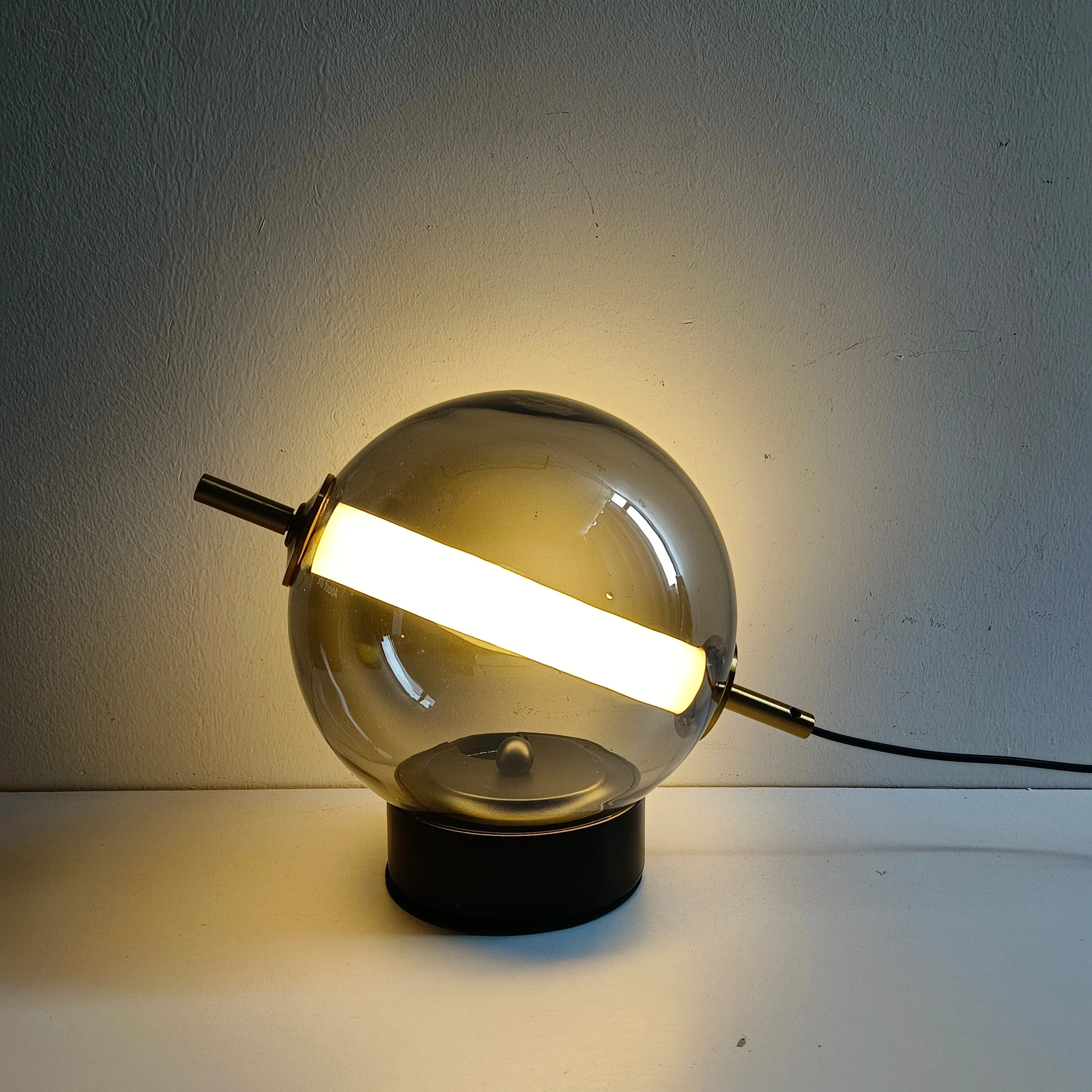 RadiantRevival Retro Glass Table Lamp – Elegant Vintage Lighting for Warm Home Décor