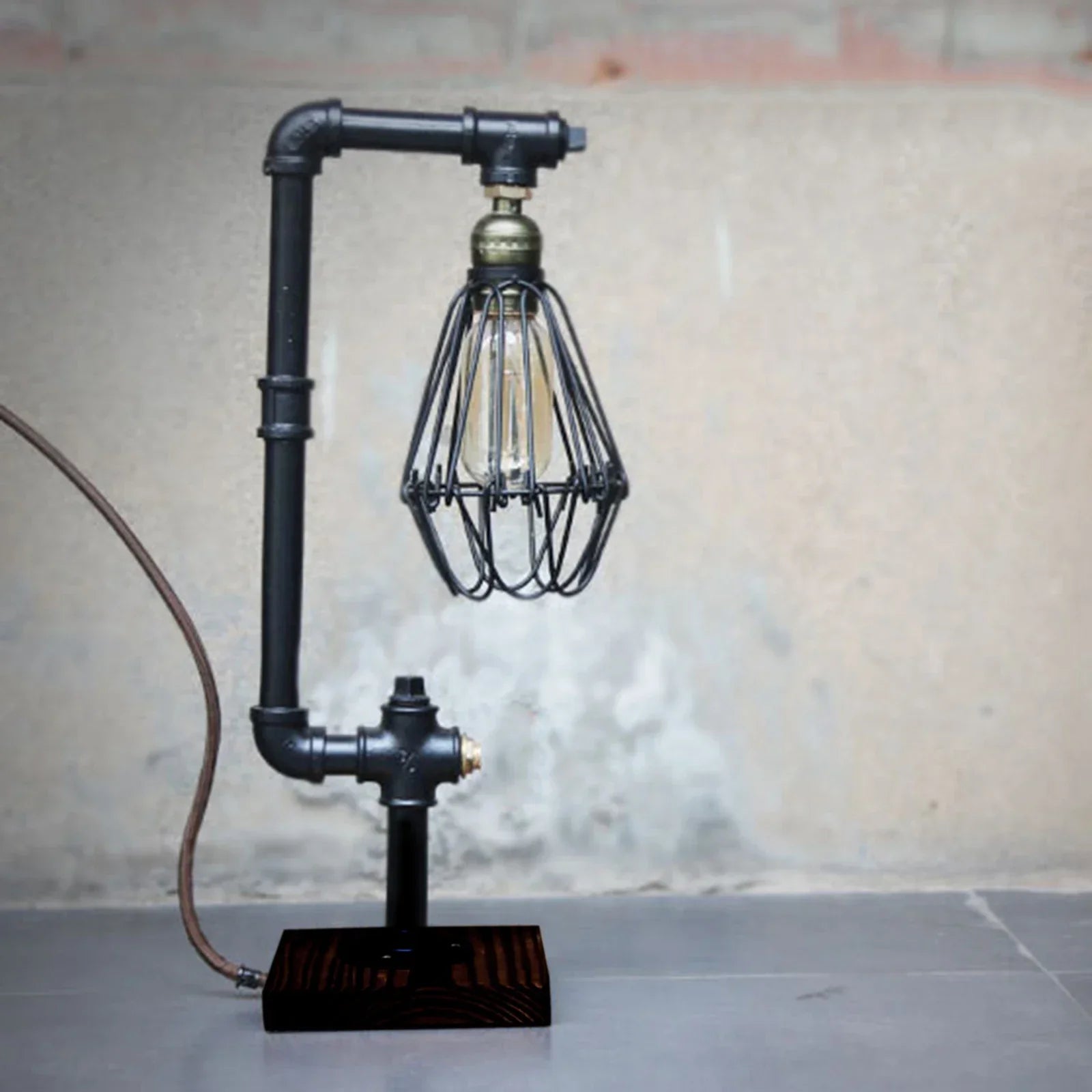 Vintage Metal Table Lamp – Elegant Timeless Lighting for Classic Home Décor